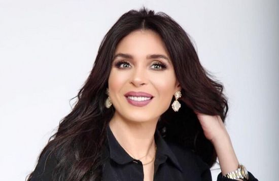 دينا تطلب من جمهورها التزام المنزل (فيديو)