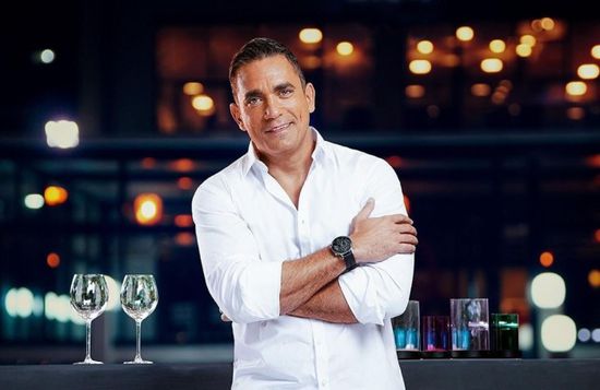 في تحدي الخير.. أمير كرارة يتكفل بمصاريف 100 أسرة (فيديو)