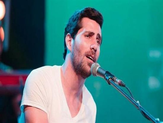 بسبب حظر كورونا.. عزيز مرقة يقيم لجمهوره حفل لايف 