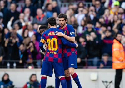 ميسي وقادة برشلونة يوافقون على تخفيض رواتب اللاعبين بسبب كورونا