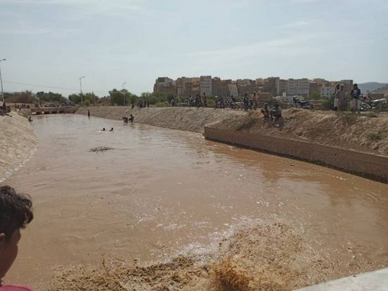 السيول تقطع طرق حضرموت وتعزل شبام وغريق بوادي سر (صور)