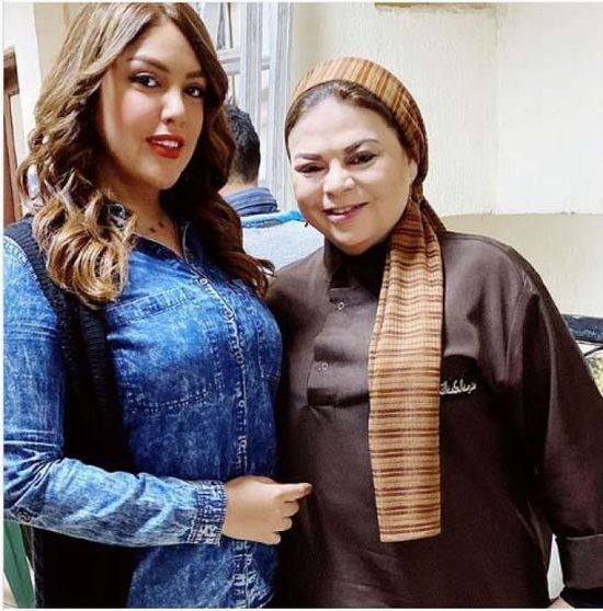 نرمين ماهر بصحبة ماجدة زكي في كواليس مسلسل "قوت القلوب"