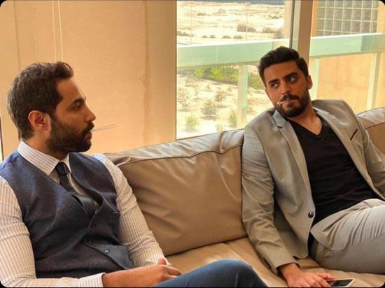 كريم فهمي في صورة كوميدية مع إسلام جمال بكواليس "ونحب تاني ليه"