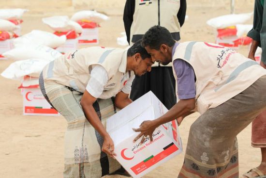 الإمارات تؤمن الاحتياجات الغذائية لأهالي غيل الحالكة (صور)