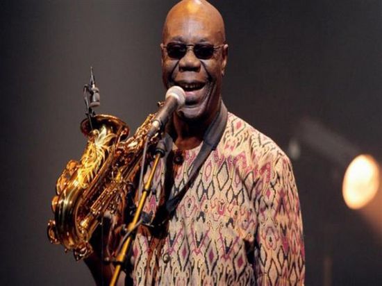 وفاة المطرب مانو ديبانجو بعد أيام من إصابته بفيروس كورونا