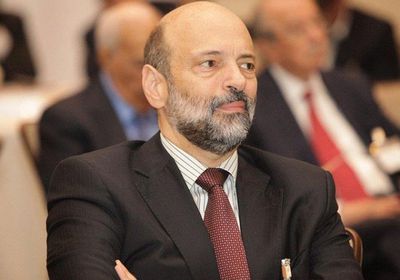 رئيس الوزراء الأردني يهدد بإغلاق المحال التجارية اذا شهدت اكتظاظا
