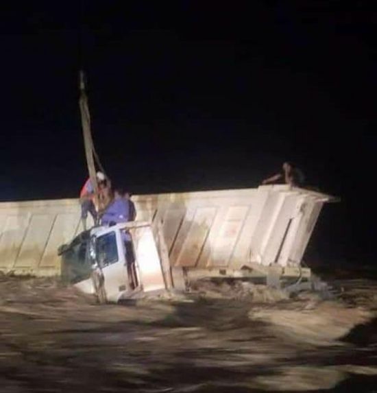 السيول تجرف قاطرة في ساحل حضرموت (صور)