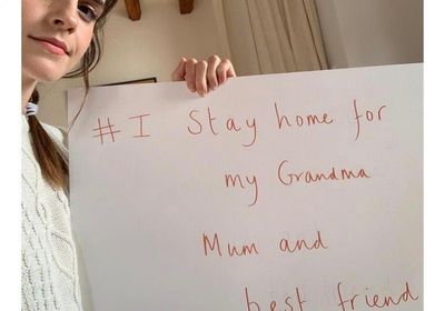 إيما واتسون تطلب من جمهورها البقاء في المنزل