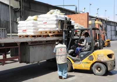 تمهيداً لتوزيعها.. تفريغ حمولة سفينة المساعدات الإماراتية بالمكلا