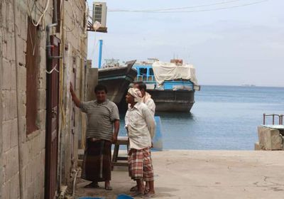 حملة التوعية من كورونا تصل ميناء المكلا وأسواق السمك (صور)