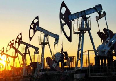 النفط يتراجع بنحو 3.5 % والبرميل يتداول عند 26.2 دولار