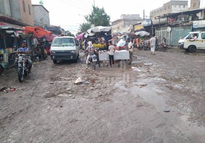 السيول والأمطار تُعيق الحركة بشوارع أبين (صور)