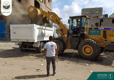 "عدن أجمل" تستهدف شوارع مديرية الشيخ عثمان