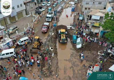 "البرنامج السعودي" يرفع مخلفات السيول من عدن