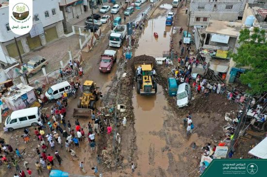"البرنامج السعودي" يرفع مخلفات السيول من عدن