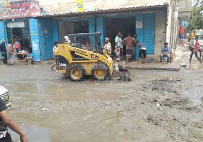 مبادرة شعبية لإزالة مخلفات الأمطار في جعار (صور)