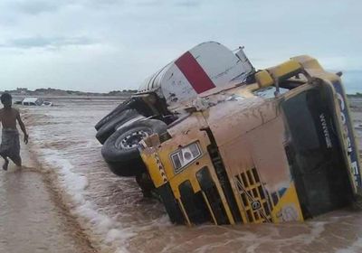 انتشال جثة سائق قاطرة غرق في سيول شبوة