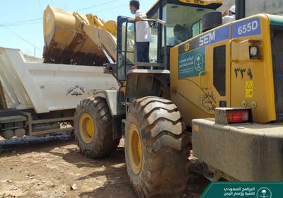 "البرنامج السعودي" يواصل إزالة آثار السيول في عدن