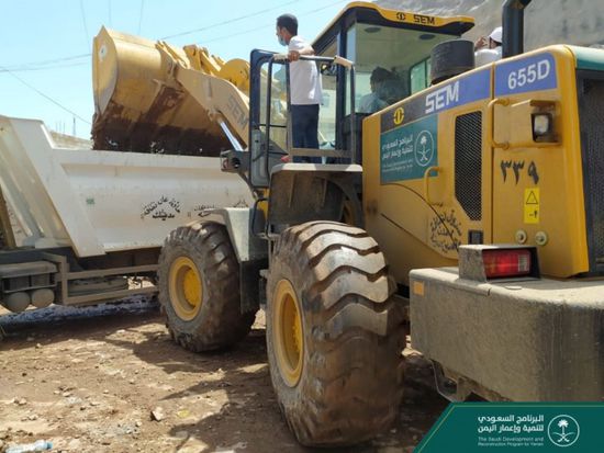 "البرنامج السعودي" يواصل إزالة آثار السيول في عدن