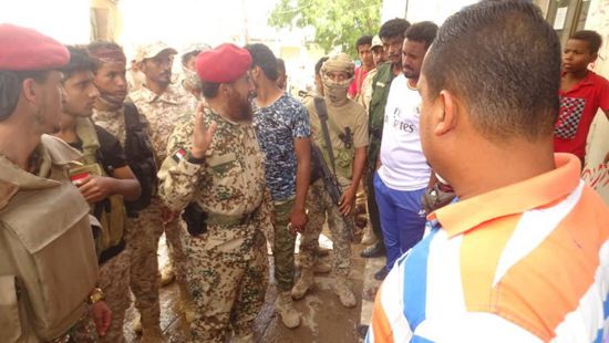 الأجهزة الأمنية تتدخل لرفع مخلفات الأمطار بالشيخ عثمان
