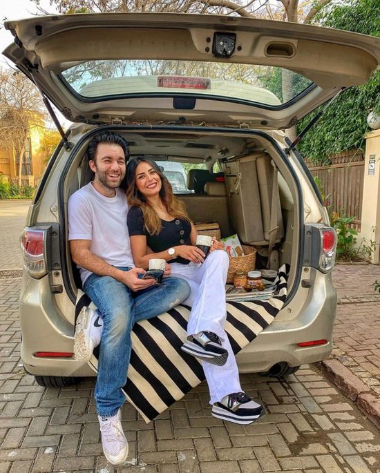 من البيت.. جلسة تصوير جديدة لريهام أيمن وزوجها