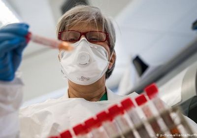  احترازيا.. رئيس الهيئة الطبية في بريطانيا يدخل الحجر الصحي