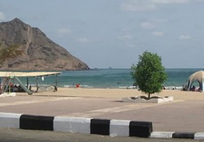 احترازيا من كورونا.. تفريق رواد كورنيش البريقة