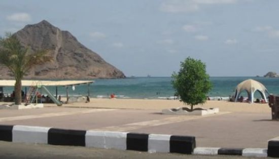 احترازيا من كورونا.. تفريق رواد كورنيش البريقة