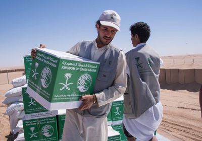 مركز الملك سلمان يوزع مساعدات عاجلة بالسوم