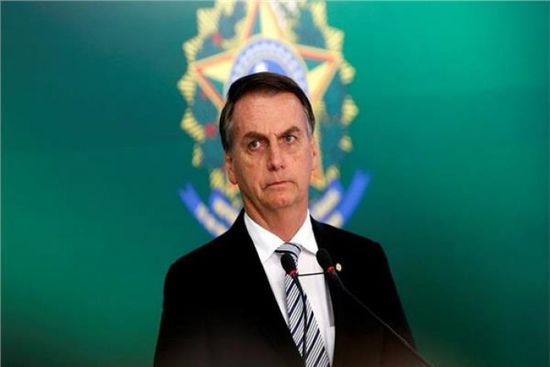 مطرب برازيلي يحرج رئيس بلاده بأغنية عن «كورونا»