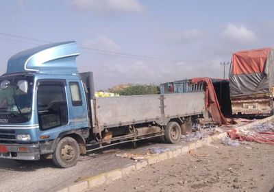 قاطرة تقطع طريق "الحوطة &ndash; العند" في لحج (صور)