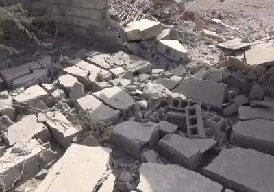 شاهد.. مليشيا الحوثي تدك منازل حي منظر بالحديدة