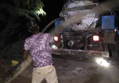 إزالة مياه الصرف الصحي من منطقة الكود بأبين