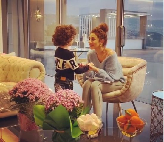 بسبب العزل.. ميريام فارس بصحبة نجلها في المطبخ (فيديو)