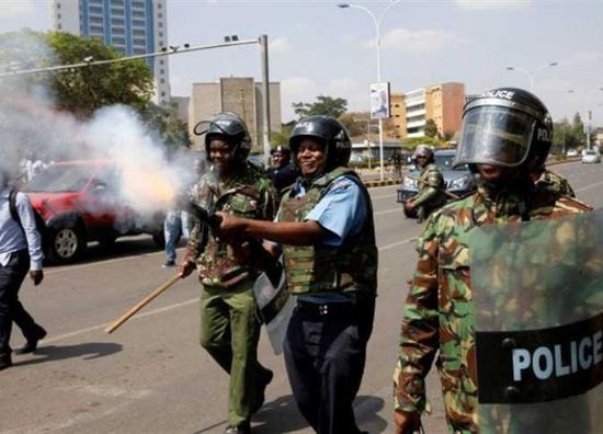  الشرطة الكينية تطلق الغاز المسيل للدموع لفرض حظر التجول