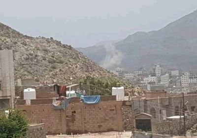مليشيا الحوثي تقصف أحياء سكنية في تعز وتقتل مواطنا