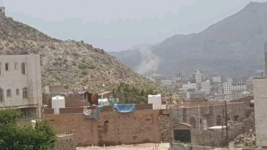 مليشيا الحوثي تقصف أحياء سكنية في تعز وتقتل مواطنا