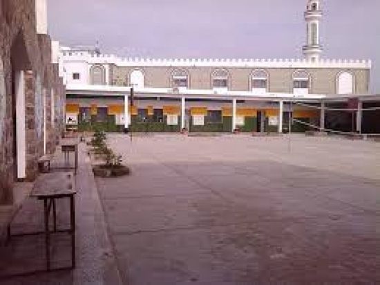 لتوزيع البسكويت.. وزير التربية اليمني يخرق تعليق الدراسة بلحج