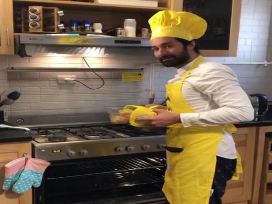بـ "مريلة المطبخ".. أحمد حاتم يطبخ في العزل المنزلي (فيديو)