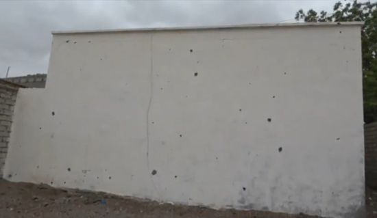 بمضاد طائرات.. مليشيا الحوثي تقصف منازل التحيتا (فيديو)