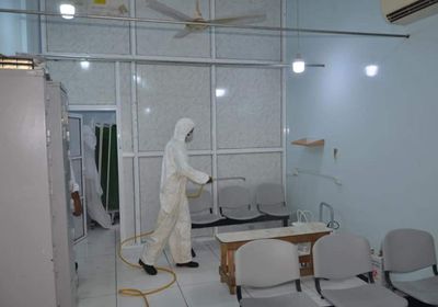 تعقيم الشوارع الرئيسية والحافلات في المكلا (صور)