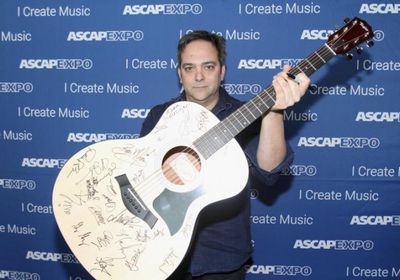 وفاة الموسيقي آدم شليزنجر بسبب فيروس كورونا