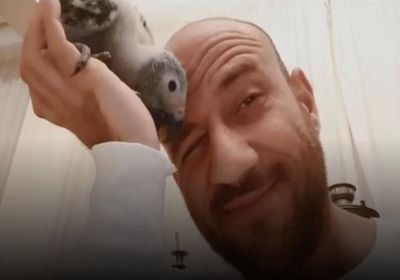 بالفيديو.. أحمد مكي يستعرض أحدث طيوره