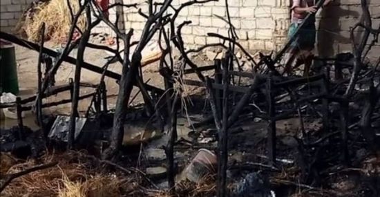 مليشيا الحوثي تحرق منزلا في حيس
