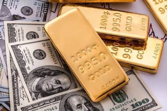 الذهب يهبط والدولار يواصل رحلة مكاسبه بفعل تدافع المستثمرين صوب الأمان
