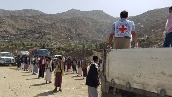 21 ألفا يتسلمون مواد غذائية من "الصليب الأحمر"