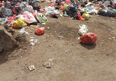 أكوام القمامة تحاصر مديرية الشيخ عثمان (صور)