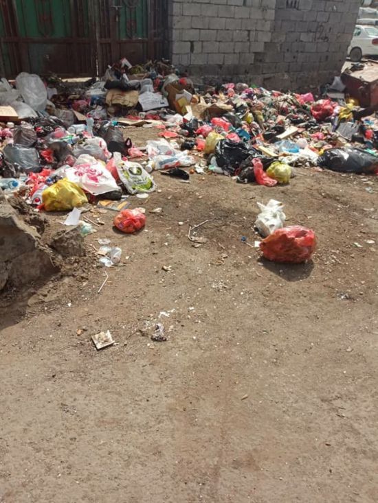 أكوام القمامة تحاصر مديرية الشيخ عثمان (صور)