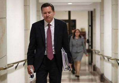 كان على صلة بمحاكمته.. ترامب يقيل مسؤولا استخباراتيا