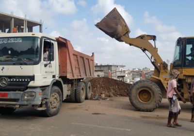 حملة جديدة لرفع مخلفات السيول بالمعلا (صور)